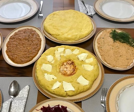 Abhaz Mutfağı Abhaz mutfağı, Karadeniz’in kuzeydoğusunda, özellikle Abhazya bölgesinde yüzyıllar boyunca şekillenmiş zengin bir gastronomik mirastır. Coğrafi koşullar, iklim ve doğal kaynaklar bu mutfağın temelini oluşturmuştur. Dağlık araziler, ormanlar ve denizden elde edilen ürünler, yemeklerin çeşitliliğini ve doğallığını sağlamıştır. Abhaz mutfağı, sadece beslenme amacıyla değil, aynı zamanda kültürel kimliği yansıtan bir mutfak anlayışına sahiptir. Konulu bir haber görseli.