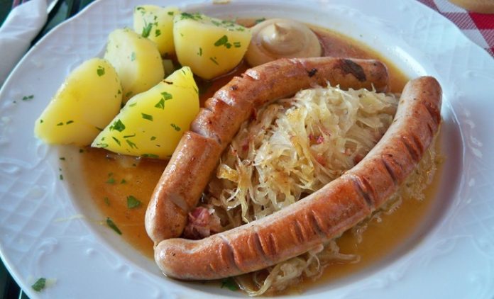 Almanya mutfağı, tarihi boyunca farklı kültürlerin etkisiyle zenginleşmiş, bölgesel farklılıkların damaklarda iz bıraktığı bir gastronomi mirasına sahiptir. Avrupa’nın merkezinde yer alan Almanya, coğrafi konumu nedeniyle hem Akdeniz mutfağından hem de Orta Avrupa mutfağından esintiler taşır. Yüzyıllar boyunca göçler, ticaret yolları ve komşu ülkelerle kurulan ilişkiler, ülkenin yemek kültürüne çeşitlilik kazandırmıştır. Bugün hem geleneksel tarifler hem de modern dokunuşlarla zenginleşen yemekler, dünya mutfağında özel bir yere sahiptir. Konulu bir haber görseli.