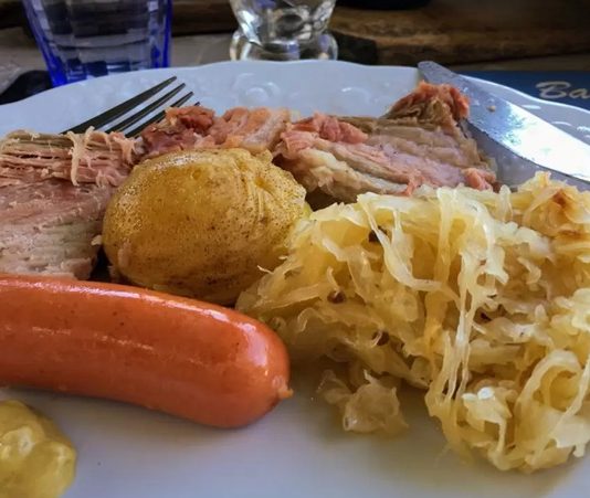 Alsas Mutfağı, Avrupa’nın ortasında yer alan stratejik konumu sayesinde farklı kültürlerin etkisini taşıyan zengin bir mutfaktır. Fransa ile Almanya arasında yer alan Alsas bölgesi, tarih boyunca bu iki kültürün etkisi altında kalmış ve sofralarında bu izleri yansıtmıştır. Bu nedenle Alsas yemekleri hem Fransız mutfağının inceliğini hem de Alman mutfağının doyurucu ve yoğun lezzetlerini bir araya getirmiştir. Konulu bir haber görseli.