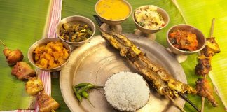 Assamese Mutfağı, Hindistan’ın kuzeydoğusunda yer alan Assam bölgesine özgü geleneksel yemek kültürünü yansıtır. Bölge, Brahmaputra Nehri ve çevresindeki verimli toprakları ile bilinir ve bu zengin kaynaklar, mutfağın temelini oluşturur. Assamese yemekleri, hem sebze hem de balık ağırlıklı tarifleriyle tanınır. Konulu bir haber görseli.