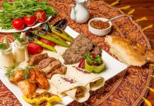 Azerbaycan mutfağı, Kafkasya’nın verimli toprakları ve tarihi zenginliği ile şekillenmiş, binlerce yıllık bir gastronomi kültürüne sahiptir. Hem Doğu hem de Orta Asya etkilerini bir araya getiren bu mutfak, yöresel malzemelerin ustaca kullanımıyla ön plana çıkar. Azerbaycan halkı için yemek, sadece karın doyurmak değil; aynı zamanda kültürel paylaşım ve misafirperverlik göstergesidir. Konulu bir haber görseli.