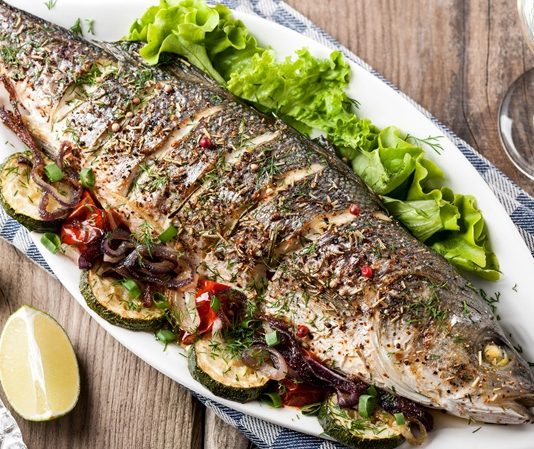 Balık, tarih boyunca hem beslenme hem de kültürel açıdan önemli bir yere sahip olmuştur. İnsanlar, deniz ve tatlı su kaynaklarından elde ettikleri balıkları, enerji ve protein kaynağı olarak kullanmıştır. Balık, ilk çağlardan itibaren sofralarda yer almış ve çeşitli toplumlarda ritüel ve geleneksel bir öğün haline gelmiştir. Konulu bir haber görseli.