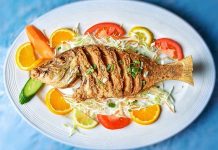 Balık Ve Deniz Ürünleri Şöleni Tazeliğin Ve Lezzetin Sofralara Yansıması Balık ve deniz ürünleri, hem sağlıklı beslenmenin temel taşlarından biri hem de gurme sofraların vazgeçilmez lezzetleridir. Yüzyıllardır insanların beslenme alışkanlıklarında yer bulan bu ürünler, farklı pişirme teknikleri ve sunumlarla sofralarda adeta bir şölene dönüşüyor. Özellikle mevsiminde tüketilen taze balıklar, lezzetin yanı sıra yüksek besin değeriyle de dikkat çeker. Konulu bir haber görseli.