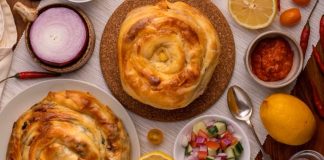 Balkan mutfağı, yüzyıllardır farklı kültürlerin etkileşimiyle şekillenmiş ve bölge halklarının yaşam biçimlerine göre zenginleşmiştir. Osmanlı İmparatorluğu’nun uzun süre bölgede hâkimiyet kurması, mutfak kültürünü derinden etkilemiş, hem yerel hem de Türk yemekleri Balkan sofralarının bir parçası haline gelmiştir. Aynı zamanda Yunan, Slav ve Avusturya-Macaristan etkileri de bu mutfağın çeşitliliğine katkıda bulunmuştur. Bu nedenle Balkan yemekleri hem Doğu hem Batı tatlarını bir araya getiren özel bir sentez niteliğindedir. Başlıklı bir haber görseli.