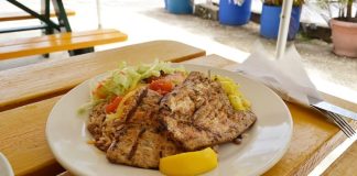 Barbados mutfağı, Karayipler’in zengin kültürel geçmişiyle şekillenmiş, hem Afrika hem de yerel Karayip etkilerini taşıyan bir mutfaktır. Adanın tarih boyunca farklı kolonizasyonlar ve ticaret yolları sayesinde mutfak kültürü çeşitlenmiş, lezzetler farklı geleneklerin birleşimiyle harmanlanmıştır. Bu mutfak, hem günlük yaşamda hem de özel kutlamalarda kendine özgü yerini korur. Konulu bir haber görseli.