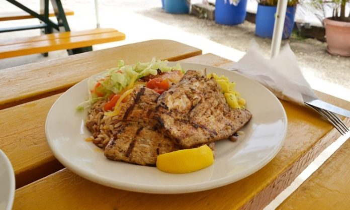 Barbados Mutfağı Barbados mutfağı, Karayipler’in zengin kültürel geçmişiyle şekillenmiş, hem Afrika hem de yerel Karayip etkilerini taşıyan bir mutfaktır. Adanın tarih boyunca farklı kolonizasyonlar ve ticaret yolları sayesinde mutfak kültürü çeşitlenmiş, lezzetler farklı geleneklerin birleşimiyle harmanlanmıştır. Bu mutfak, hem günlük yaşamda hem de özel kutlamalarda kendine özgü yerini korur. Konulu bir haber görseli.