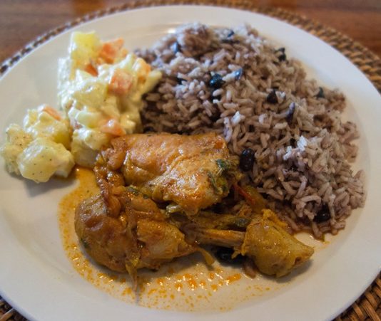 Belize Mutfağı Belize mutfağı, Maya, Afrika, Karayip ve Avrupa etkilerinin birleşimiyle oluşmuş, benzersiz bir kültürel mozaik sunar. Ülkenin tarihi ve göçmen toplulukları, mutfak kültürünün gelişiminde etkili olmuştur. Yemekler, hem günlük sofralarda hem de özel kutlamalarda kültürel bir miras olarak önem taşır. Konulu bir haber görseli.