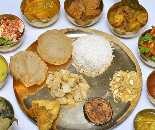 Bengali Mutfağı Bengali Mutfağı, Hindistan’ın Batı Bengal ve Bangladeş bölgelerine özgü yemek kültürünü yansıtır. Bu mutfak, hem tatlı hem de tuzlu yemeklerde zengin bir çeşitlilik sunar ve bölgenin kültürel mirasını gastronomik olarak temsil eder. Konulu bir haber görseli.