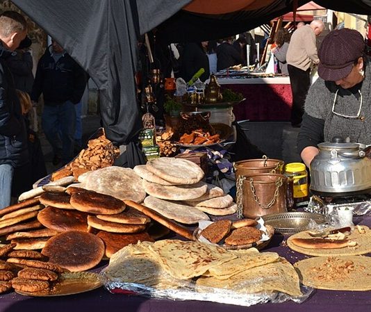 Berberi Mutfağı Berberi mutfağı, Kuzey Afrika’nın en köklü ve en özgün mutfak kültürlerinden biridir. Fas, Cezayir, Tunus ve Libya’nın farklı bölgelerinde yaşayan Berberiler, yüzyıllardır süregelen geleneklerini sofralarına taşımıştır. Bu mutfağın temeli, hem coğrafyanın sunduğu ürünlerden hem de göçebe yaşam tarzının getirdiği pratiklikten beslenir. Çölün ortasında, dağ köylerinde ya da sahil kasabalarında yetiştirilen malzemeler, farklı pişirme yöntemleriyle harmanlanarak özgün tatlar ortaya çıkarır.