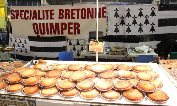 Breton Mutfağı Fransa’nın kuzeybatısında yer alan Bretagne bölgesi, hem tarihi hem de kültürel açıdan özgün bir yapıya sahiptir. Bu özgünlük mutfak kültürüne de yansımış ve Breton mutfağı zamanla Avrupa’nın en karakteristik mutfaklarından biri haline gelmiştir. Denizle çevrili olması nedeniyle özellikle balık ve kabuklu deniz ürünleri mutfakta önemli bir yer tutar. Ancak yalnızca deniz ürünleri değil, bölgenin kırsal kesiminde yetişen ürünler de mutfağa çeşitlilik katar. Konulu bir haber görseli.