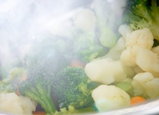 Günümüzde sağlıklı yaşamın temel noktalarından biri de doğru pişirme yöntemlerini tercih etmektir. Özellikle buharda sebze pişirme, vitamin ve mineral kayıplarını en aza indirmesiyle öne çıkar. Kaynar suya temas etmeyen sebzeler, bu yöntemle besin değerlerini büyük ölçüde korur. Bu durum özellikle sağlıklı beslenme planı yapan kişiler için oldukça önemlidir. Konulu bir haber görseli.