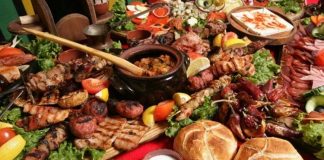 Bulgar mutfağı, tarih boyunca farklı kültürlerin etkisi altında şekillenmiş zengin bir yemek geleneğine sahiptir. Osmanlı, Bizans ve Balkan kültürlerinin birleşimi, Bulgar mutfağını eşsiz kılan temel unsurlardan biridir. Bulgar yemekleri, genellikle taze sebze, yoğurt ve peynir gibi doğal ürünlerle hazırlanır. Sofralarda sıkça yer alan tarator ve banitsa, bu mutfağın en bilinen lezzetlerindendir. Tarator, soğuk yoğurt çorbası olarak yaz aylarında tercih edilirken, banitsa börek çeşidi olarak kahvaltıların vazgeçilmezidir. Konulu bir haber görseli.