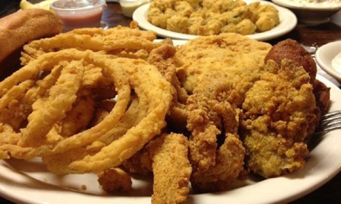 Cajun Mutfağı, Amerika Birleşik Devletleri’nin Louisiana eyaletinde yaşayan Cajun halkının özgün yemek kültürünü yansıtır. Bu mutfak, Fransız, İspanyol, Afrikalı ve yerel Amerikan etkilerini harmanlayarak ortaya çıkmıştır. Louisiana’nın bataklık ve nehir bölgelerinde şekillenen Cajun Mutfağı, zengin aromalar ve baharatlı tatlar ile tanınır. Konulu bir haber görseli.