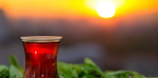 Çay Dosyası Dünyanın En Sevilen İçeceğinin Yolculuğu Çay, yüzyıllardır insanlığın hayatında yer alan, kültürleri şekillendiren ve toplumsal bağları güçlendiren bir içecek olmuştur. Sıcak veya soğuk olarak tüketilebilen bu eşsiz içecek, dünyanın dört bir yanında farklı gelenekler ve ritüellerle hayat bulur. Çay kültürü, yalnızca damakta bıraktığı tat ile değil, aynı zamanda taşıdığı tarih ve hikâyelerle de öne çıkar. Konulu bir haber görseli.