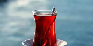 Çay, Türk kültüründe sadece bir içecek olmanın çok ötesindedir. Günümüz Türkiye’sinde çay, sosyal hayatın bir parçası, bir misafirperverlik göstergesi ve en önemli geleneklerden biridir. Sabah kahvaltılarından akşam sohbetlerine kadar her anın vazgeçilmezi olan çay, Türk mutfağında bir ritüel halini almış, neredeyse her sosyal etkinlikte yerini almıştır. Çay, yalnızca içilmekle kalmaz, zamanla bir kültür ve yaşam biçimi haline gelmiştir. Konulu bir haber görseli.