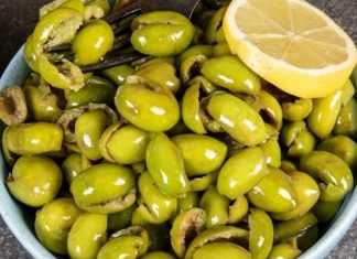 Çekirdeksiz zeytin, hem evlerde hem de restoran mutfaklarında tercih ediliyor. Gıda teknolojisindeki gelişmeler sayesinde, çekirdeksiz zeytinler lezzetinden ödün vermeden sofralara ulaşıyor.