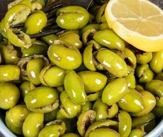 Çekirdeksiz zeytin, hem evlerde hem de restoran mutfaklarında tercih ediliyor. Gıda teknolojisindeki gelişmeler sayesinde, çekirdeksiz zeytinler lezzetinden ödün vermeden sofralara ulaşıyor.