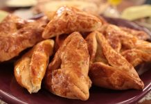 Çerkez mutfağı, yüzyıllar boyunca Kuzey Kafkasya’da gelişmiş, ardından Anadolu’ya taşınmış köklü bir gastronomi kültürüdür. Kafkasya’nın dağlık yapısı, iklimi ve doğal kaynakları bu mutfağın gelişiminde belirleyici olmuştur. Geleneksel yemeklerde kullanılan malzemeler, bölgenin coğrafi özelliklerini yansıtırken, göçlerle birlikte Anadolu’ya taşınan tarifler Türk mutfak kültürüyle harmanlanmıştır. Özellikle Osmanlı döneminden itibaren bu mutfak, hem saraylarda hem de halk arasında bilinen ve sevilen bir mutfak haline gelmiştir. Konulu bir haber görseli.
