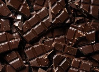 Çikolata, öncelikle kakao çekirdeklerinin fermente edilip kavrulmasıyla elde edilir. Kavurma işlemi çikolatanın aroması ve karakteristik tadını oluşturur.