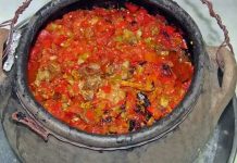 Çömlek yemeği, Anadolu mutfağının en eski ve en köklü yemek geleneklerinden biridir. Toprağın insan yaşamındaki önemini sadece tarımda değil, mutfakta da gösteren bu yemek, pişirme kabı olarak kullanılan çömleklerle özdeşleşmiştir. Ateşe dayanıklı toprak kaplarda pişirilen bu yemekler, hem yavaş pişirme yöntemi sayesinde lezzetini artırmış hem de nesiller boyunca aktarılan bir kültürün parçası haline gelmiştir. Özellikle Orta Anadolu’da ve Doğu bölgelerinde sıkça rastlanan bu yemek türü, yöresel mutfakların olmazsa olmazı kabul edilmektedir. Konulu bir haber görseli.