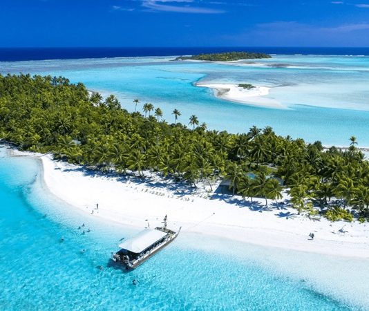 Cook Adaları Mutfağı, Güney Pasifik’in incisi olarak bilinen Cook Adaları’nın zengin kültürel geçmişini ve geleneksel beslenme alışkanlıklarını yansıtır. Ada halkı yüzyıllardır deniz ürünleri, tropikal meyveler ve kök sebzeleri kullanarak kendine özgü tarifler geliştirmiştir. Hindistancevizi, taro, balık ve ekmek ağacı, Cook Adaları mutfağının temel ögeleri arasında yer alır. Konulu bir haber görseli.