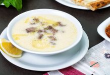 Geleneksel Türk mutfağının en sevilen öğelerinden olan çorba ve meze, birlikte sunulduğunda sofralara hem çeşitlilik hem de zengin tatlar getirir. Özellikle misafir sofralarında ya da özel yemeklerde, dengeli ve uyumlu bir çorba-meze ikilisi, yemeğin başlangıcını unutulmaz kılar. Bu ikili, farklı dokuları ve aromalarıyla damaklarda keyifli bir yolculuk sunarken, aynı zamanda besin değerleri açısından da doyurucudur. Konulu bir haber görseli.