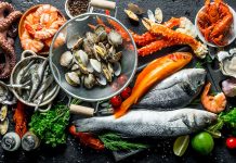 Deniz mahsulleri, sağlıklı beslenmenin en lezzetli yollarından birini sunarak sofralarda farklı tatlar arayanların gözdesi oluyor. Taze balıklar, karides, kalamar, midye ve ahtapot gibi ürünler, hem sağlıklı hem de gurme lezzetler yaratma konusunda mutfaklarda geniş bir yer buluyor. Özellikle Akdeniz ve Ege mutfaklarının temel unsurlarından olan deniz mahsulleri, zengin protein, omega-3 yağ asitleri ve vitamin içerikleriyle sağlıklı bir yaşamın vazgeçilmez parçası olarak öne çıkıyor. Günümüzde, deniz ürünlerini merkeze alan özel menüler, restoranlardan ev sofralarına kadar geniş bir yelpazede tercih ediliyor. Konulu bir haber görseli.