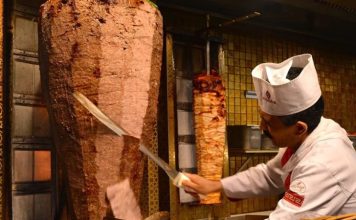 Döner, Türk mutfağının en bilinen lezzetlerinden biridir ve dünya çapında popülerliğe sahiptir. Döner pişirme, sadece etin hazırlanması değil, aynı zamanda lezzetin ve dokunun doğru şekilde ortaya çıkarılması sanatıdır. Geleneksel döner, dana, kuzu veya tavuk etinden hazırlanır ve uzun yıllardır çeşitli baharatlar ve özel marinasyonlarla zenginleştirilir. Konulu bir haber görseli.