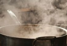 Duman, yemek pişirme yöntemleri arasında hem geleneksel hem de modern mutfaklarda önemli bir yere sahiptir. Tarih boyunca insanlar, yiyecekleri hem pişirmek hem de korumak için duman tekniklerini kullanmıştır. Özellikle et ve balık ürünlerinde duman aroması, yiyeceklerin lezzetini ve dayanıklılığını artırır. Konulu bir haber görseli.