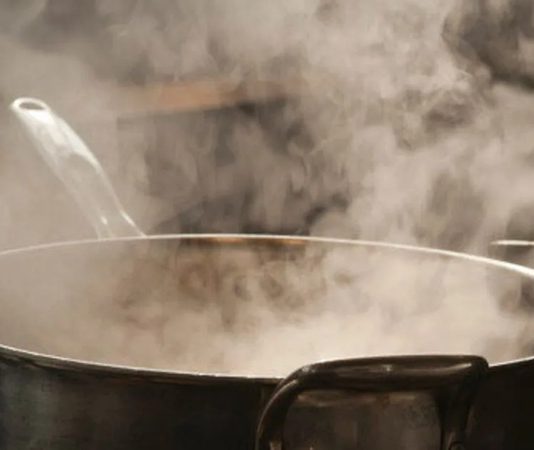 Dumanın Sofralardaki Lezzet Yolculuğu Ve Kültürel Önemi Duman, yemek pişirme yöntemleri arasında hem geleneksel hem de modern mutfaklarda önemli bir yere sahiptir. Tarih boyunca insanlar, yiyecekleri hem pişirmek hem de korumak için duman tekniklerini kullanmıştır. Özellikle et ve balık ürünlerinde duman aroması, yiyeceklerin lezzetini ve dayanıklılığını artırır. Konulu bir haber görseli.