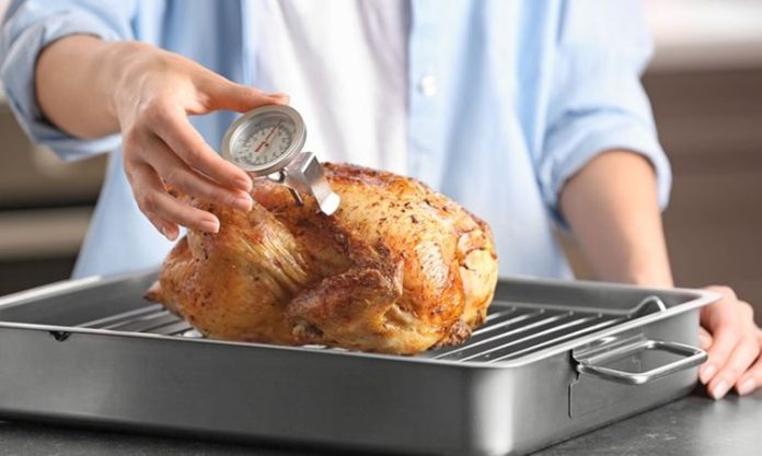 Düşük Isıda Pişirme Yöntemiyle Lezzetin Sırları Gastronomi dünyasında son yıllarda büyük ilgi gören düşük ısıda pişirme, yemeklerin daha sağlıklı, daha besleyici ve çok daha lezzetli olmasını sağlayan özel bir yöntem olarak öne çıkıyor. Özellikle son dönemde hem ev mutfaklarında hem de profesyonel restoranlarda yaygınlaşan bu yöntem, yiyeceklerin besin değerlerini korurken aynı zamanda yumuşak ve aromatik bir sonuç elde edilmesine yardımcı oluyor. Konulu bir haber görseli.