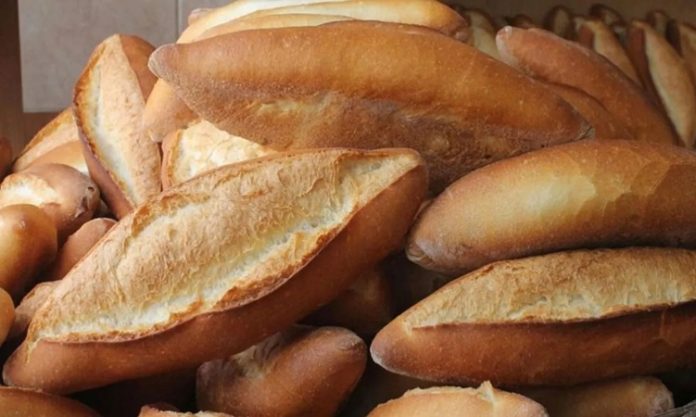Ekmek-Ve-Turevleri-Sofralarin-Vazgecilmez-Lezzeti Ekmek, sadece bir besin değil aynı zamanda kültürel bir sembol olmuştur. İlk yerleşik toplulukların buğdayı öğütüp hamur haline getirerek pişirmesiyle başlayan yolculuk, bugün sofralarda çeşit çeşit ekmeklerle devam ediyor.