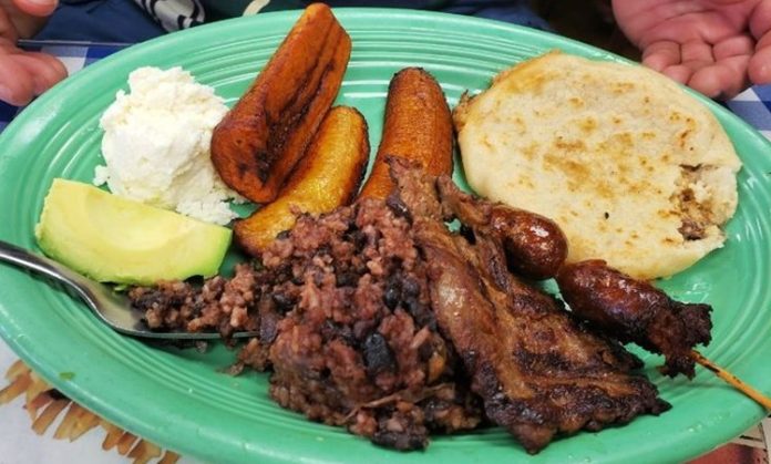 El Salvador mutfağı, Orta Amerika’nın tarihî ve kültürel etkilerini yansıtan zengin bir gastronomi geleneğine sahiptir. Ülkenin tarihî geçmişi, İspanyol kolonizasyonu ve yerel Maya topluluklarının mirası, mutfak kültürünü şekillendirmiştir. Bu etkileşimler, yemeklerde hem geleneksel hem de modern tatların bir arada bulunmasını sağlamıştır. Konulu bir haber görseli.