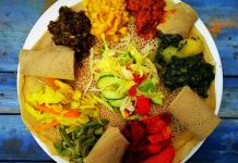 Etiyopya mutfağı, Afrika’nın doğusunda yer alan bu kadim ülkenin kültürel mirasını yansıtan eşsiz bir gastronomi deneyimi sunar. Bu mutfak, yüzyıllar boyunca farklı kültürlerin ve yerel geleneklerin bir araya gelmesiyle şekillenmiştir. Baharatlar, tahıllar ve sebzelerin yoğun kullanımı, Etiyopya yemeklerini hem lezzetli hem de besleyici kılar. Ülkenin farklı bölgelerinde yetişen malzemeler, yemeklerin her birine kendine özgü bir karakter kazandırır. Bu nedenle Etiyopya yemekleri, hem yerel halk hem de turistler tarafından büyük ilgi görmektedir. Konulu bir haber görseli.