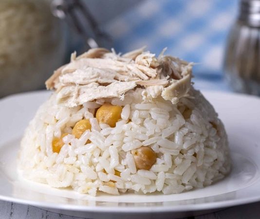 Pilav, Türk mutfağının vazgeçilmez yemeklerinden biridir ve hemen her evin sofralarında özel bir yere sahiptir. Hem ana yemeklerin yanında garnitür olarak hem de tek başına doyurucu bir öğün olarak tüketilen pilav, farklı tariflerle çeşitlendirilerek damak tadına hitap eder. Dünya mutfaklarında da farklı şekillerde hazırlanan pilav, her kültürde kendine özgü pişirme yöntemleri ve malzemeleriyle zenginleşmiştir. Konulu bir haber görseli.