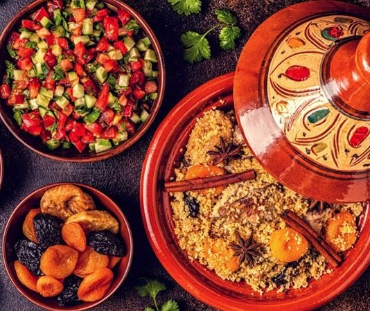 Fas Mutfağı Fas Mutfağı yüzyıllar boyunca farklı kültürlerin etkileşimiyle şekillenmiş, hem görsel hem de lezzet açısından zengin bir gastronomi geleneğine sahiptir. Kuzey Afrika’nın bu eşsiz mutfağı, Arap, Berberi, Endülüs ve Fransız mutfaklarının harmanlanmasıyla ortaya çıkan özel tatlar sunar. Geleneksel tarifler, nesilden nesile aktarılan pişirme teknikleri ve yöresel baharatların uyumu, Fas yemeklerini dünya çapında tanınır hale getirmiştir. Bu mutfakta, baharatların ustaca kullanımıyla birlikte, yavaş pişirme yöntemleri ve özenle hazırlanmış soslar öne çıkar. Konulu bir haber görseli.