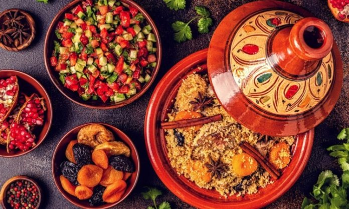 Fas Mutfağı yüzyıllar boyunca farklı kültürlerin etkileşimiyle şekillenmiş, hem görsel hem de lezzet açısından zengin bir gastronomi geleneğine sahiptir. Kuzey Afrika’nın bu eşsiz mutfağı, Arap, Berberi, Endülüs ve Fransız mutfaklarının harmanlanmasıyla ortaya çıkan özel tatlar sunar. Geleneksel tarifler, nesilden nesile aktarılan pişirme teknikleri ve yöresel baharatların uyumu, Fas yemeklerini dünya çapında tanınır hale getirmiştir. Bu mutfakta, baharatların ustaca kullanımıyla birlikte, yavaş pişirme yöntemleri ve özenle hazırlanmış soslar öne çıkar. Konulu bir haber görseli.