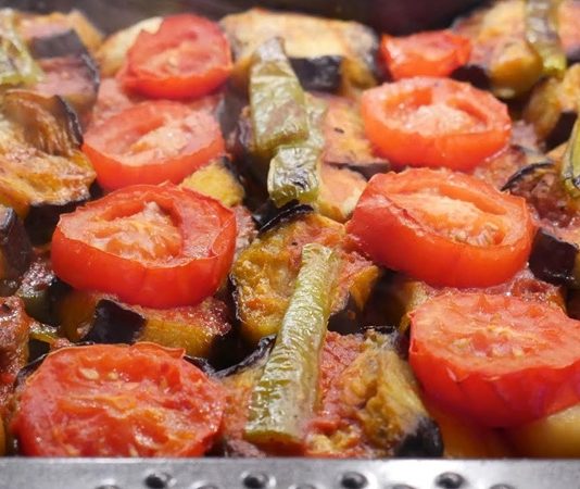 Fırın yemekleri, yüzyıllardır sofralarımızın en özel köşesinde yer alan, hem pratik hem de lezzet açısından zengin yemekler arasında öne çıkar. Evlerde, lokantalarda ve özel davetlerde sıkça tercih edilen bu yemekler, hem görselliği hem de doyuruculuğu ile dikkat çeker. Fırın yemekleri, malzemelerin fırında yavaş yavaş pişerek lezzetini içine hapsetmesiyle bilinir. Konulu bir haber görseli.