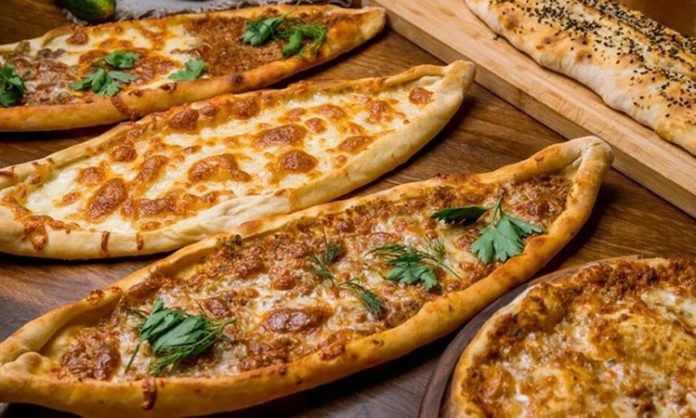 Fırınlarda Pide ve Lahmacun Keyfiyle Geleneksel Tatlar Pide ve lahmacun, Türk mutfağının en sevilen lezzetlerinden ikisi olarak, yüzyıllardır sofralarda yerini koruyor. Özellikle taş fırınlarda pişirildiğinde elde edilen çıtır dokusu ve yoğun aromasıyla, bu iki hamur işi her yaştan insanın vazgeçilmezi haline gelmiştir. Hem pratik hem de doyurucu olmaları, onları günün her saati tüketilebilecek yemekler arasında üst sıralara taşır. Konulu bir haber görseli.