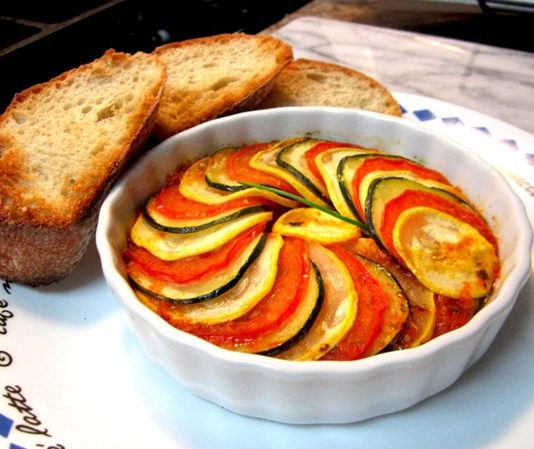 Fransız Mutfağı Fransız mutfağı, yüzyıllar boyunca Avrupa gastronomisinin öncüsü olarak kabul edilmiş ve dünya çapında tanınmış bir kültürel miras haline gelmiştir. Orta Çağ saray mutfaklarından günümüz modern restoranlarına uzanan süreçte, yemekler sadece beslenme amacıyla değil, aynı zamanda sanat ve estetik kaygılarla hazırlanmıştır. Doğal malzemeler, Fransız yemeklerinin hem lezzet hem de besin değeri açısından ön plana çıkmasını sağlıyor. Konulu bir haber görseli.