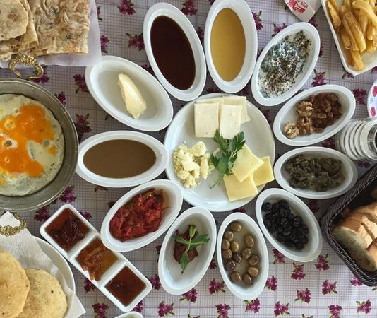 Geleneksel Yemeklerin Kültürel Önemi ve Soframızdaki Yeri Geleneksel yemek, yüzlerce yıllık bir geçmişe dayanır. Örneğin Anadolu mutfağı, farklı medeniyetlerin etkisiyle şekillenmiş ve günümüze kadar gelmiştir.