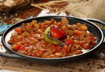 Mutfak kültürünün vazgeçilmez parçalarından biri olan tava, insanlık tarihinin en eski yemek pişirme araçlarından biri olarak karşımıza çıkmaktadır. İlk olarak taş ya da toprak malzemelerle yapılan bu araç, zamanla bronz, demir ve çelik gibi metallerden üretilmeye başlanmıştır. Tarihsel süreçte sadece yemek pişirmek için değil, aynı zamanda toplumların kültürel bir parçası olarak da önem taşımıştır. Özellikle Anadolu, Akdeniz ve Orta Doğu mutfaklarında tava yüzyıllardır kullanılan bir araç olmuştur. Konulu bir haber görseli.