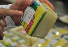 Günümüzde sağlıklı beslenme bilincinin artmasıyla birlikte, gıda etiket okuma alışkanlığı da önem kazandı. Tüketiciler, satın aldıkları ürünlerin içeriklerini, besin değerlerini ve üretim detaylarını öğrenerek daha bilinçli tercihler yapabiliyor. Ancak, pek çok kişi etiketler üzerinde yer alan bilgilerin ne anlama geldiğini tam olarak bilmiyor. Bu durum, yanlış ürün seçimlerine ve sağlıksız beslenme alışkanlıklarına yol açabiliyor. Konulu bir haber görseli.