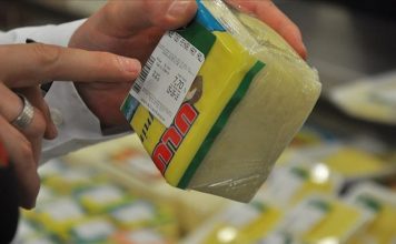 Günümüzde sağlıklı beslenme bilincinin artmasıyla birlikte, gıda etiket okuma alışkanlığı da önem kazandı. Tüketiciler, satın aldıkları ürünlerin içeriklerini, besin değerlerini ve üretim detaylarını öğrenerek daha bilinçli tercihler yapabiliyor. Ancak, pek çok kişi etiketler üzerinde yer alan bilgilerin ne anlama geldiğini tam olarak bilmiyor. Bu durum, yanlış ürün seçimlerine ve sağlıksız beslenme alışkanlıklarına yol açabiliyor. Konulu bir haber görseli.