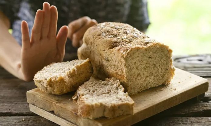 Glutensiz Lezzetler ile Sağlıklı ve Keyifli Sofralar Glutensiz beslenme, hem çölyak hastaları hem de glutene duyarlılığı olan bireyler için vazgeçilmez bir yaşam biçimi haline gelmiştir. Ancak günümüzde sadece sağlık zorunlulukları değil, sağlıklı yaşam trendleri de glutensiz tarifleri popüler hale getirmiştir. Glutensiz mutfak, buğday, arpa ve çavdar gibi gluten içeren tahılları kullanmadan da lezzetli yemekler hazırlayabileceğimizi gösterir. Üstelik bu yemekler, doğru malzeme seçimi ve doğru tekniklerle hazırlandığında damak zevkinden ödün vermeden sofraları zenginleştirebilir. Konulu bir haber görseli.