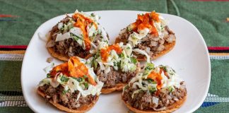 Guatemala mutfağı, Maya medeniyetinin mirası ile İspanyol, Afrika ve Karayip etkilerini harmanlayan benzersiz bir mutfak kültürüne sahiptir. Ülkenin tarihî geçmişi, göçmen toplulukları ve coğrafi çeşitliliği, yemeklerin zenginliğini şekillendirmiştir. Yemekler hem günlük yaşamın bir parçası hem de özel kutlamalarda kültürel bir miras olarak sofralarda yer alır. Konulu bir haber görseli.