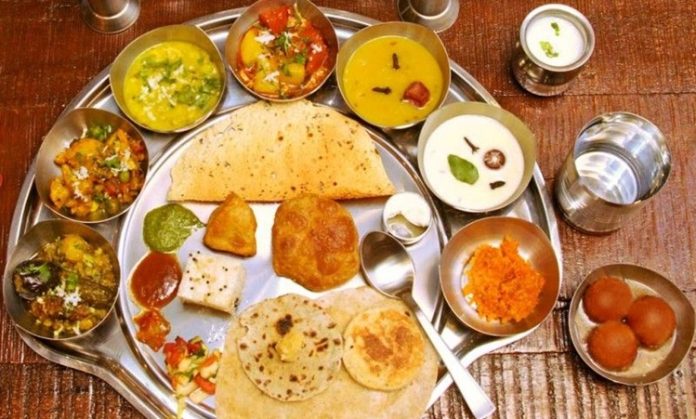 Gujarati Mutfağı Gujarati Mutfağı, Hindistan’ın batısında yer alan Gujarat bölgesine özgü zengin ve çeşitli bir yemek kültürünü temsil eder. Bölgenin tarıma dayalı ekonomisi ve coğrafi koşulları, mutfak alışkanlıklarını şekillendirmiştir. Özellikle vejetaryen yemeklerin ağırlıkta olduğu bu mutfak, hem günlük sofraları hem de dini ve kültürel kutlamaları besleyen tariflerle doludur. Konulu bir haber görseli.