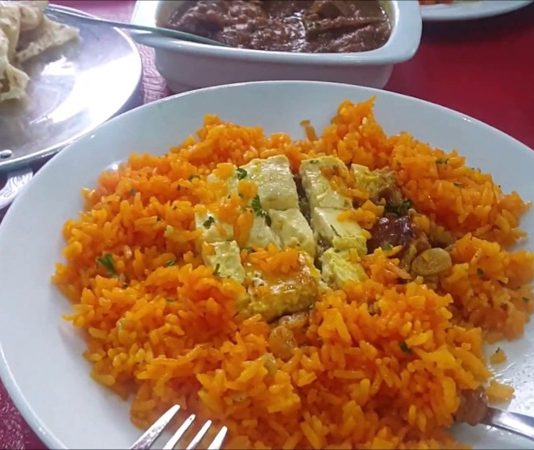 Güney Afrika Cape Malay Mutfağı Cape Malay Mutfağı, Güney Afrika’nın özellikle Cape Town bölgesinde ortaya çıkan ve Malay kültüründen esinlenen bir yemek geleneğidir. Bu mutfak, Endonezya, Malezya ve Afrika etkilerini harmanlayarak zengin ve özgün lezzetler yaratır. Cape Malay yemekleri, baharatlı ve aromatik tatları ile tanınır ve bölgenin kültürel çeşitliliğini yansıtır. Konulu bir haber görseli.