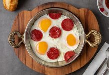 Yumurta tarifleri, hem pratik hem de besleyici olmasıyla mutfakların vazgeçilmezidir. Kahvaltıdan akşam yemeğine kadar her öğünde yer alabilen bu tarifler, farklı pişirme yöntemleri ve malzemelerle çeşitlenir. Özellikle protein açısından zengin olması, yumurta tüketimini sağlıklı beslenmede önemli bir yere koyar.