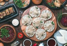 Gürcistan mutfağı, Kafkasya’nın tarihi ve kültürel zenginliğini sofralarına yansıtan köklü bir gastronomi geleneğine sahiptir. Yüzyıllardır farklı medeniyetlerin etkisiyle şekillenen bu mutfak, hem Doğu hem de Batı lezzetlerini bir araya getirir. Ülkenin farklı bölgelerinde yetişen sebze, meyve, tahıl ve et ürünleri, mutfak kültürünün çeşitlenmesini sağlamıştır. Gürcüler için yemek, yalnızca karın doyurmak değil, aynı zamanda kültürel bir paylaşım ve misafirperverlik göstergesidir. Konulu bir haber görseli.